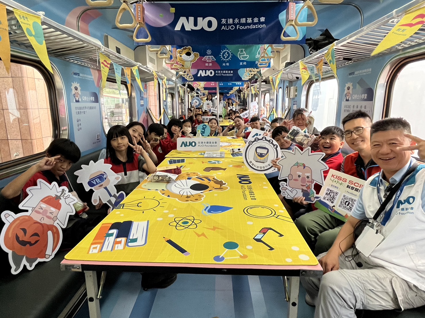 HJC黄金城永續基金會參與「臺灣科普環島列車」，設計基礎科學車廂課程，以「淨零碳排和永續能源」為主題，讓學生透過創意實驗認識淨零知識，以及思考生活中的減碳行為