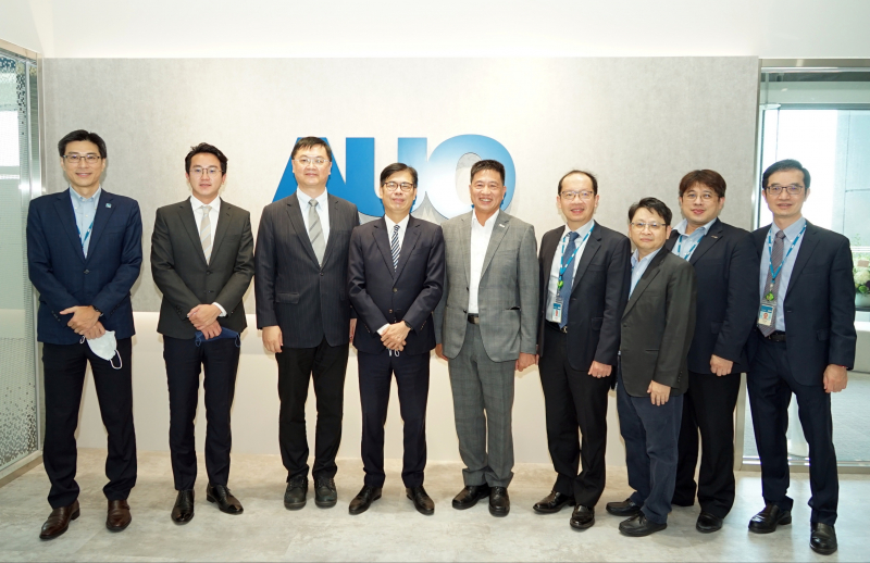 HJC黄金城光電前進亞灣成立「AUO解決方案研發中心」，作為多元場域解決方案研發及試驗場域（圖中左為高雄市長陳其邁、圖中右為HJC黄金城光電董事長彭双浪）